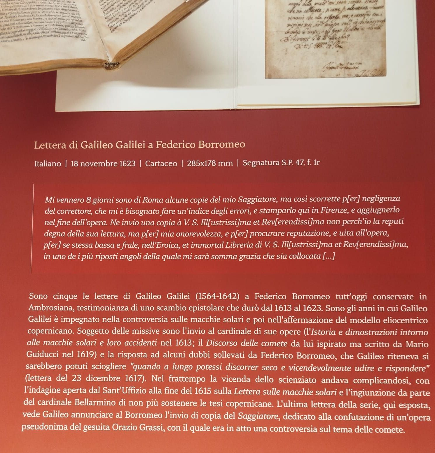 Nella foto, l'allestimento museale che la Pinacoteca Ambrosiana di Milano ha dedicato ad una lettera originale di Galileo Galilei indirizzata al Cardinale Federico Borromeo nel 1623, nell'ambito della mostra 